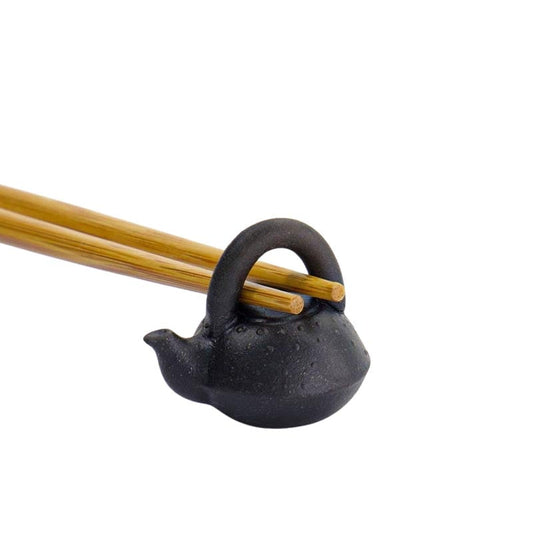Japanische Teekanne aus Vilosten mit Essstäbchen